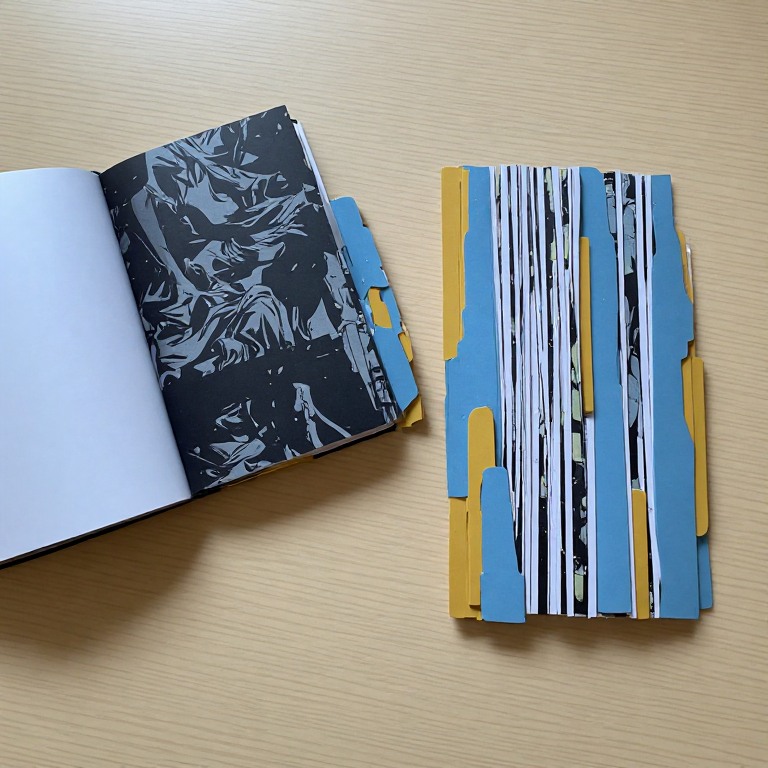Buku kumpulan dan komik satuan dengan penanda warna